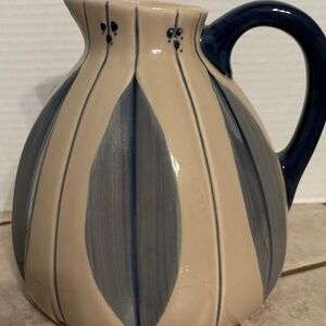 Tender Heart Treasures Tan & Blue Ceramic Pitcher w/Blue Handle 2001 pre-owned